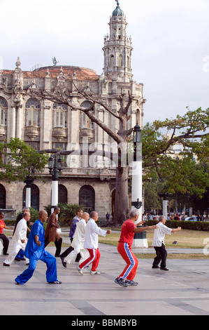 La mattina presto il Tai Chi group in colorate gi al di fuori dell'edificio Capitillo all Avana, Cuba Foto Stock