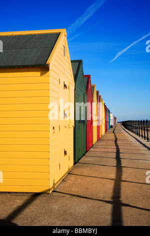 Cabine sulla spiaggia, sul lungomare a Mundesley, Norfolk, Regno Unito. Foto Stock