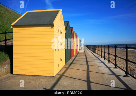 Cabine sulla spiaggia, sul lungomare a Mundesley, Norfolk, Regno Unito. Foto Stock