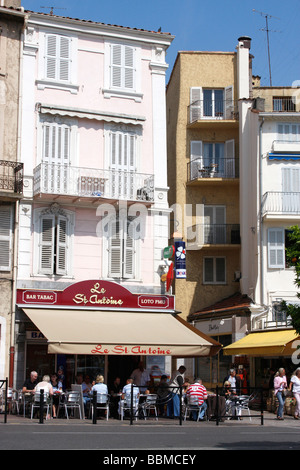 I turisti godendo di un inizio di mattina caffè in Cannes,a sud della Francia, Foto Stock