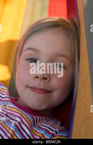 Ritratto di una ragazza, 6 anni, in una amaca Foto Stock