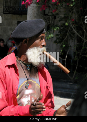 Uomo di fumare il sigaro Avana Cuba Foto Stock