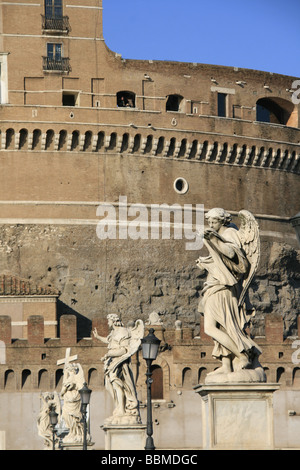 Statue sul ponte di Castel Sant'Angelo a Roma Foto Stock