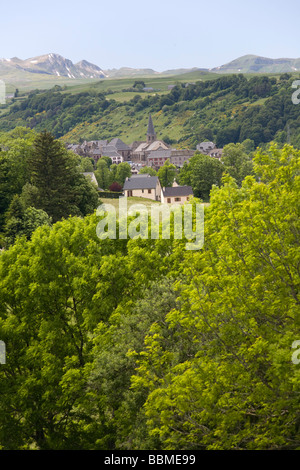 In primavera, una vista del villaggio di Besse (Auvergne - Francia). Au Printemps, une vue du village de Besse (Puy-de-Dôme - Francia). Foto Stock