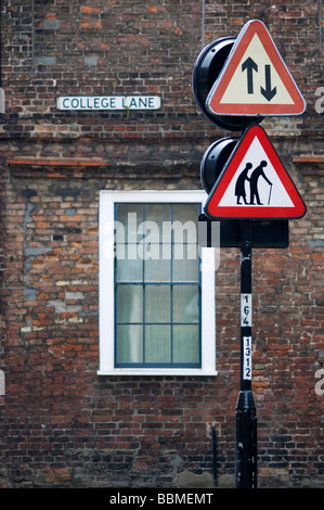 Fragili pedoni probabilità di attraversare la strada segno Foto Stock