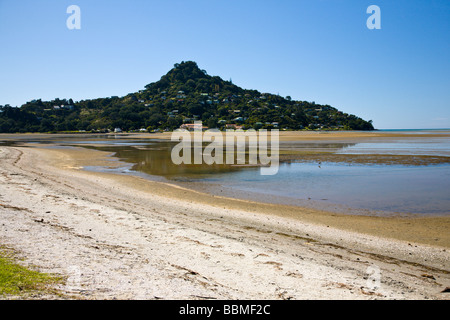 Spiaggia di Tairua con Paku Hill nel beackground Isola del nord della Nuova Zelanda Foto Stock