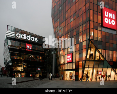 Cina, Pechino. Sanlitun Village nuovo quartiere dello shopping di Beijing in Cina. Foto Stock