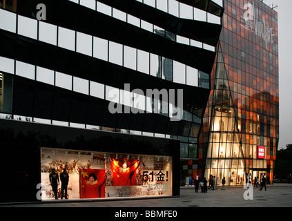 Cina, Pechino. Sanlitun Village nuovo quartiere dello shopping di Beijing in Cina. Foto Stock