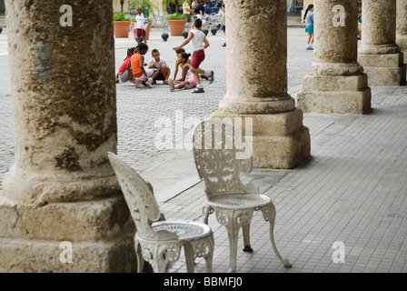 Cuba, La Habana. La scuola dei bambini che giocano in Plaza Vieja, Havana Foto Stock