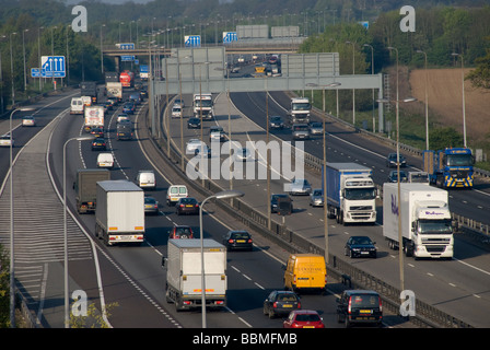 Il traffico su autostrada M25, a Chipstead, vicino a Sevenoaks, Kent, Regno Unito Foto Stock