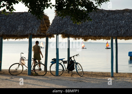 Cuba, Cienfuegos. Il Malecon, la strada da central Cienfuegos a Punta Gorda Foto Stock