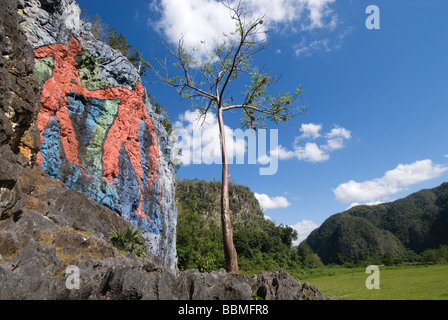 Cuba, Vinales. Mural de la Prehistoria. Un murale di evoluzione commissionato da Fidel Castro nel 1960, Mogote Dos Hermanas Foto Stock