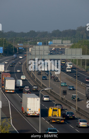 Il traffico su autostrada M25, a Chipstead, vicino a Sevenoaks, Kent, Regno Unito Foto Stock