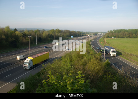 Il traffico su autostrada M25, a Chipstead, vicino a Sevenoaks, Kent, Regno Unito Foto Stock