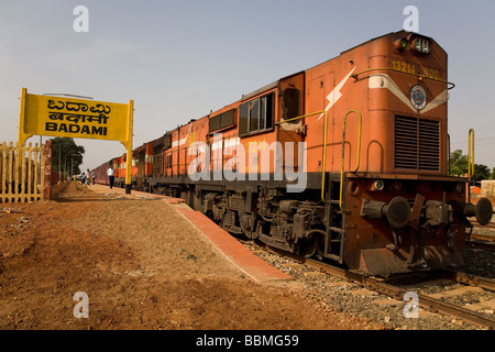 Il motore diesel del carro d'oro del treno di lusso sorge dalla piattaforma della stazione Badami in Karnataka, India. Foto Stock