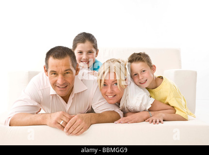 Ridendo famiglia sdraiato su un lettino Foto Stock