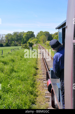 Guardando fuori dalla finestra di un treno a vapore che viaggia su una sezione del Caledonian railway. Foto Stock