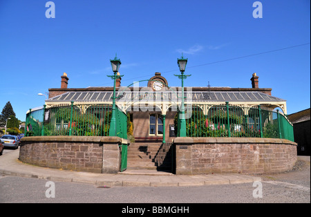 Vecchio vittoriano ristrutturato stazione ferroviaria terminus a Brechin - parte del Caledonian Railway. Foto Stock