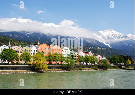 Trimestre Mariahilf, 'Mary Help', al di sotto del Nordkette, la Catena settentrionale, delle montagne Karwendel sopra il fiume Inn, Innsbruck, Foto Stock