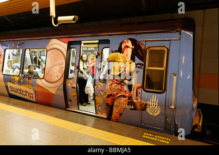 Piattaforma con partenza U-Bahn, con Swatch pubblicità etichette, moderna stazione della metropolitana, Piazza Taksim, Beyoglu, Istanbul, Turchia Foto Stock