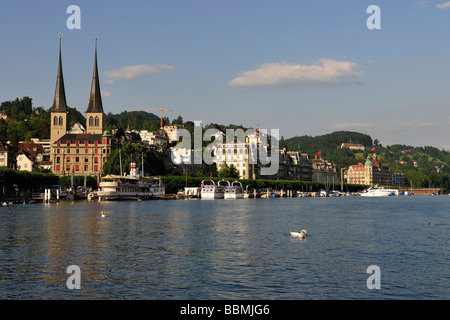 Vista dalla stazione ferroviaria di Lucerna sopra il Lago di Lucerna sulla città vecchia di Lucerna, il cantone di Lucerna, Svizzera, Europa Foto Stock