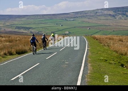 dh Langthwaite ARKENGARTHDALE NORTH YORKSHIRE ciclista equitazione Yorkshire Dales National Park Moors Valley regno unito ciclisti strada aperta campagna estate Foto Stock