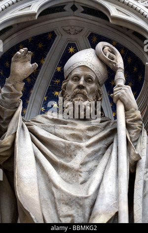 Statua accanto all'entrata principale del Duomo di Firenze Foto Stock