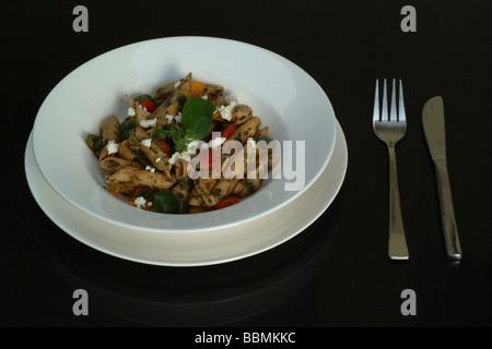 La pasta è un termine generico per alimenti realizzati a partire da un impasto azzimo di farina di frumento o di farina di grano saraceno e si è italiano varianti di noodle Foto Stock