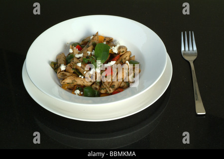 La pasta è un termine generico per alimenti realizzati a partire da un impasto azzimo di farina di frumento o di farina di grano saraceno e si è italiano varianti di noodle Foto Stock