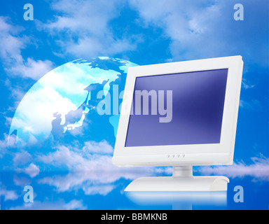 Close-up di appartamento di schermo di computer con globo (composito digitale) Foto Stock