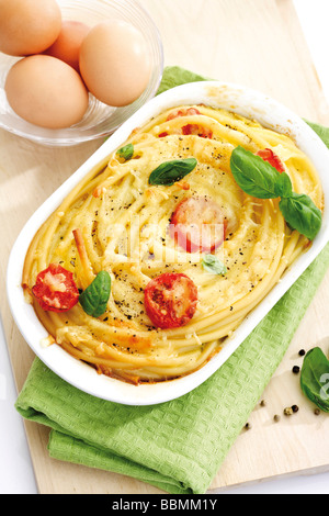 Cuocere la pasta, maccheroni-casseruola e uova di gallina Foto Stock