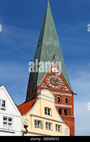 Torre di S. Johannis chiesa, davanti a capanna vecchie case, Lueneburg, Bassa Sassonia, Germania, Europa Foto Stock