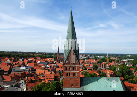 Vista dalla Torre d'acqua sulla Città Vecchia, S. Johannis chiesa nella parte anteriore e nella parte posteriore il St. Chiesa di San Nicola, Lueneburg, bassa Foto Stock