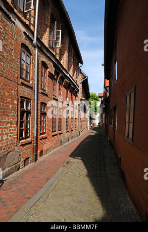 Una stretta viuzza con mattoni vecchi edifici della città vecchia, Lueneburg, Bassa Sassonia, Germania, Europa Foto Stock