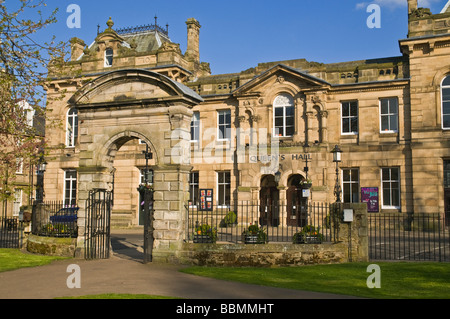 dh HEXHAM NORTHUMBRIA Queens Hall Beaumont strada parco enterance città d'ingresso Foto Stock