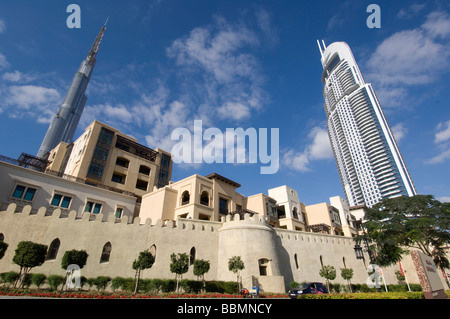 Dubai Emirati Arabi Uniti vecchio stile e nuovi edifici di stile nel centro cittadino di Dubai Foto Paolo Bona Foto Stock