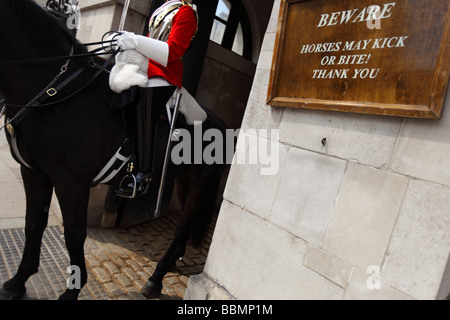 Un segno suggerisce che questo cavallo potrebbe essere pericoloso. Foto Stock