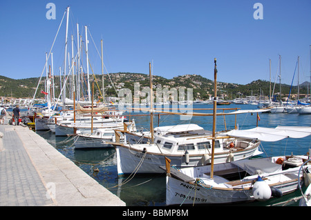 Il porto ed il lungomare view, porta d'Andratx, Andratx comune, Maiorca, isole Baleari, Spagna Foto Stock