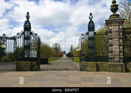 Dh Pittencrieff Park DUNFERMLINE FIFE high street ingresso pittencrieff park Andrew Carnegie statua cancello del parco Foto Stock