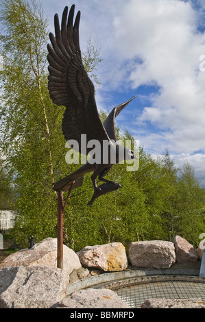 Dh AVIEMORE INVERNESSSHIRE rapace statua Osprey con salmone Foto Stock
