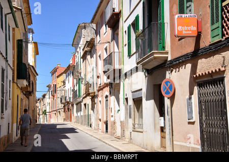 Strada stretta nella Città Vecchia, Andratx, Andratx comune, Maiorca, isole Baleari, Spagna Foto Stock