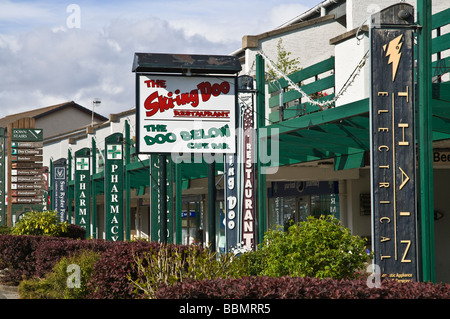 Dh negozi AVIEMORE INVERNESSSHIRE Sciare Doo Aviemore negozi e caffetterie segni Foto Stock