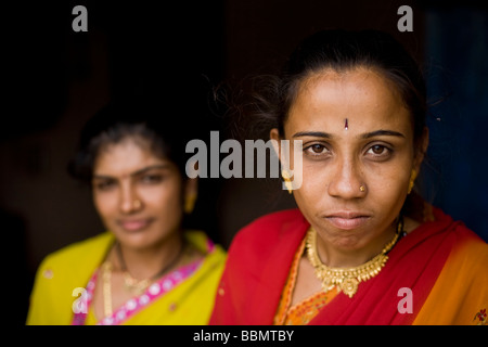 Ritratto di due indiana rurale delle donne indù in abito tradizionale (sari) con gioielli in oro. Foto Stock