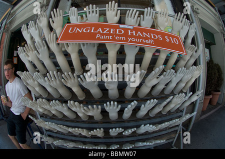 Manichini a mano al di fuori di un negozio su Broadway nel Quartiere Flatiron di New York Foto Stock