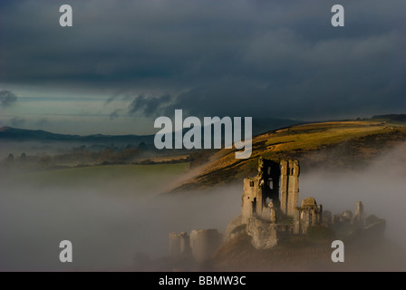 Corfe Castle Dorset nelle prime ore del mattino la nebbia di sunrise Foto Stock