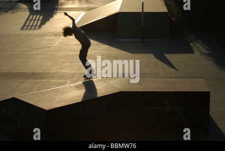 Guidatore di skateboard su una rampa Foto Stock