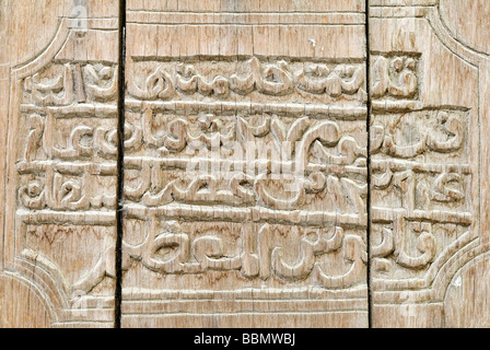 Storico di legno intagliato porta nel castello di Jabrin o Fort, Regione Dakhliyah, Sultanato di Oman, Arabia, Medio Oriente Foto Stock