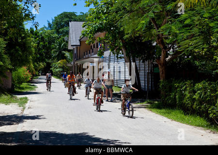 I turisti in bicicletta La Digue Island, Seychelles, Oceano indiano, Africa Foto Stock