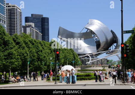 Il Jay Pritzker Pavilion di Millennium Park visto da di North Michigan Avenue Chicago Illinois USA Foto Stock