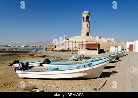 Barca da pesca nel porto di Al Ayjah, Sur, Al Sharqiya regione, il sultanato di Oman, Arabia, Medio Oriente Foto Stock